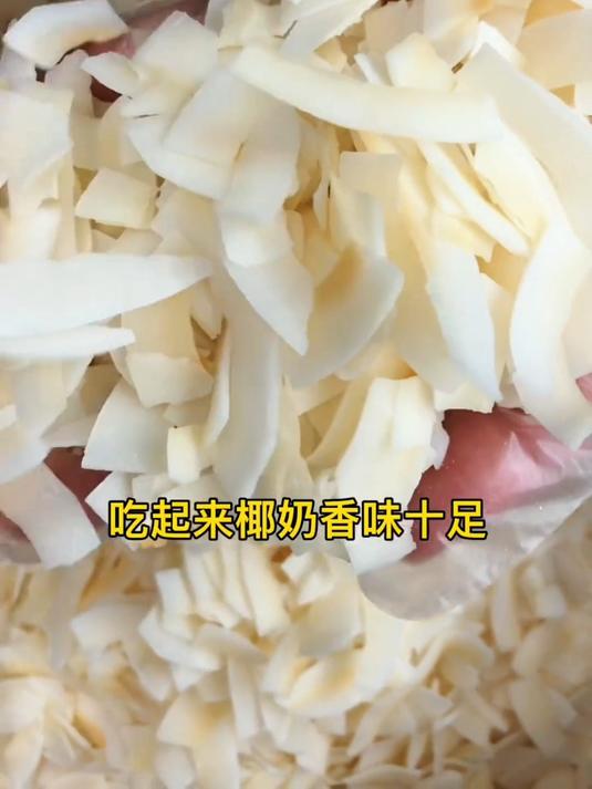 鲜椰肉做成的椰子脆片酥脆可口