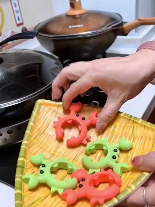 给锅把手上安排这个 锅铲架 炒菜途中的锅铲有地方放了