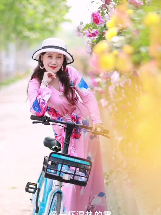来郑州最美的花墙下拍一组蔷薇花的照片