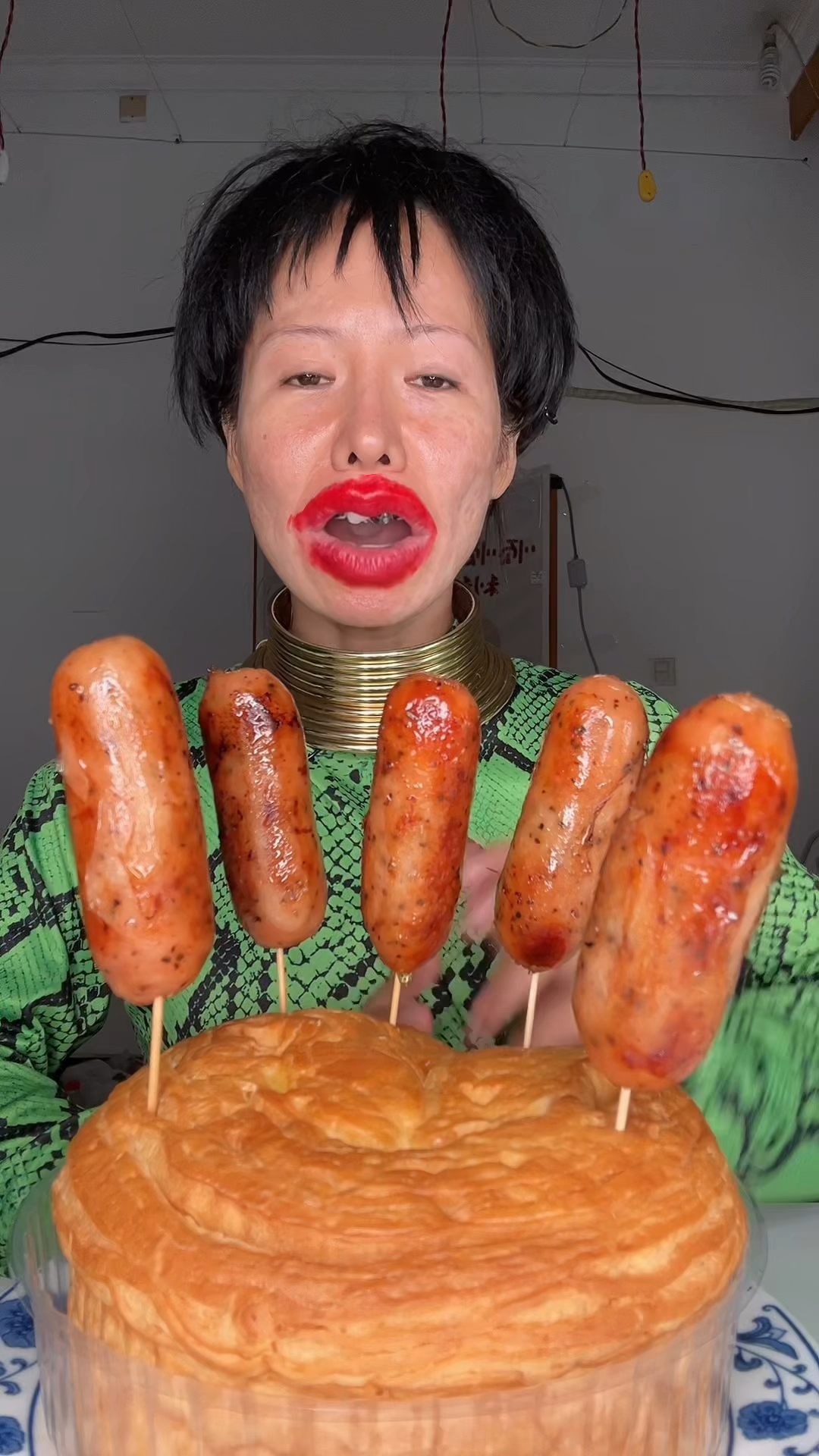 今天是我50岁生日吃蛋糕找儿媳妇要礼物去,你们说她给我准备了吗