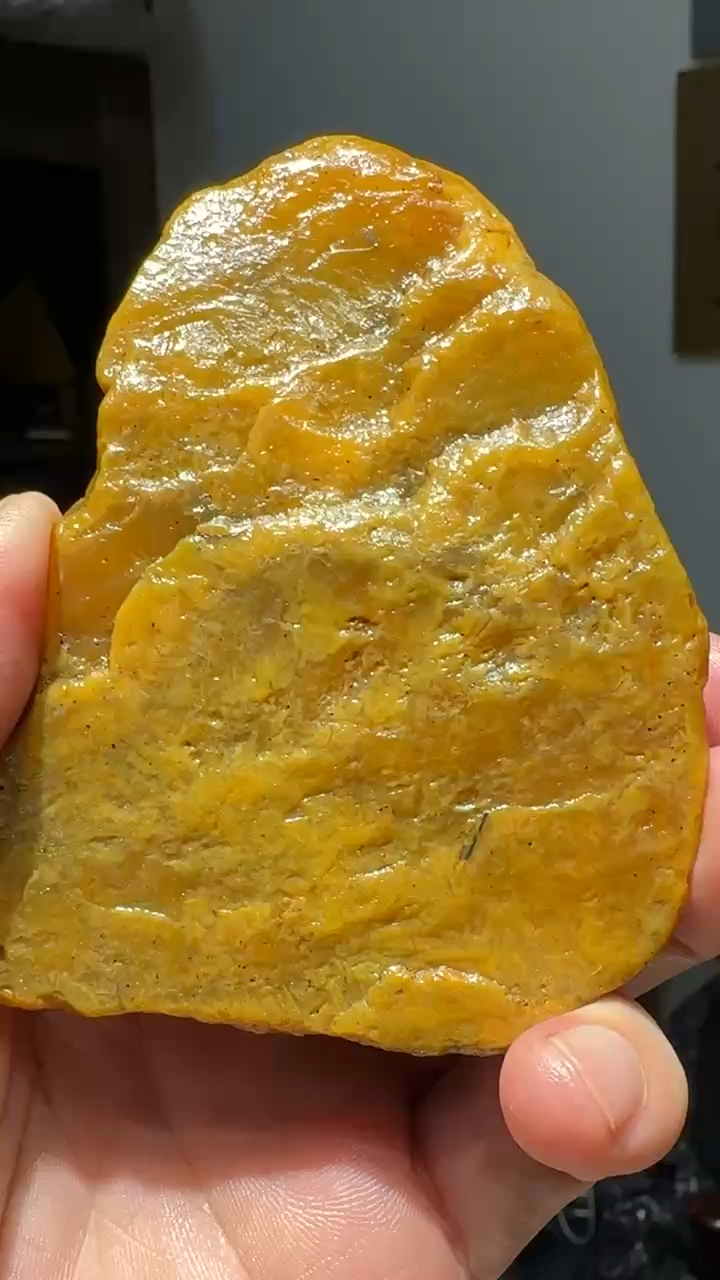 正宗寿山满丝坑头田黄石(原石)净重:327克