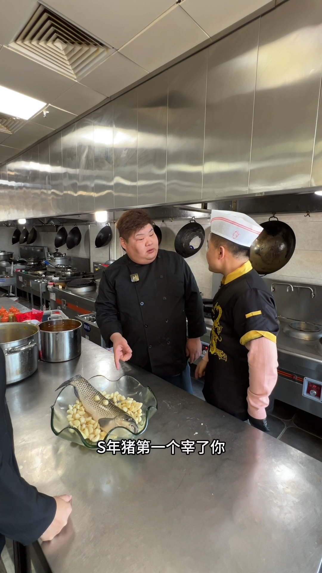 客人要吃蒜香鱼却不让炖。厨师怎么操作。10分钟直接上桌。