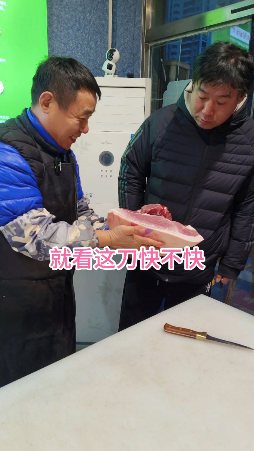 一刀切猪肉,就看这刀快不快