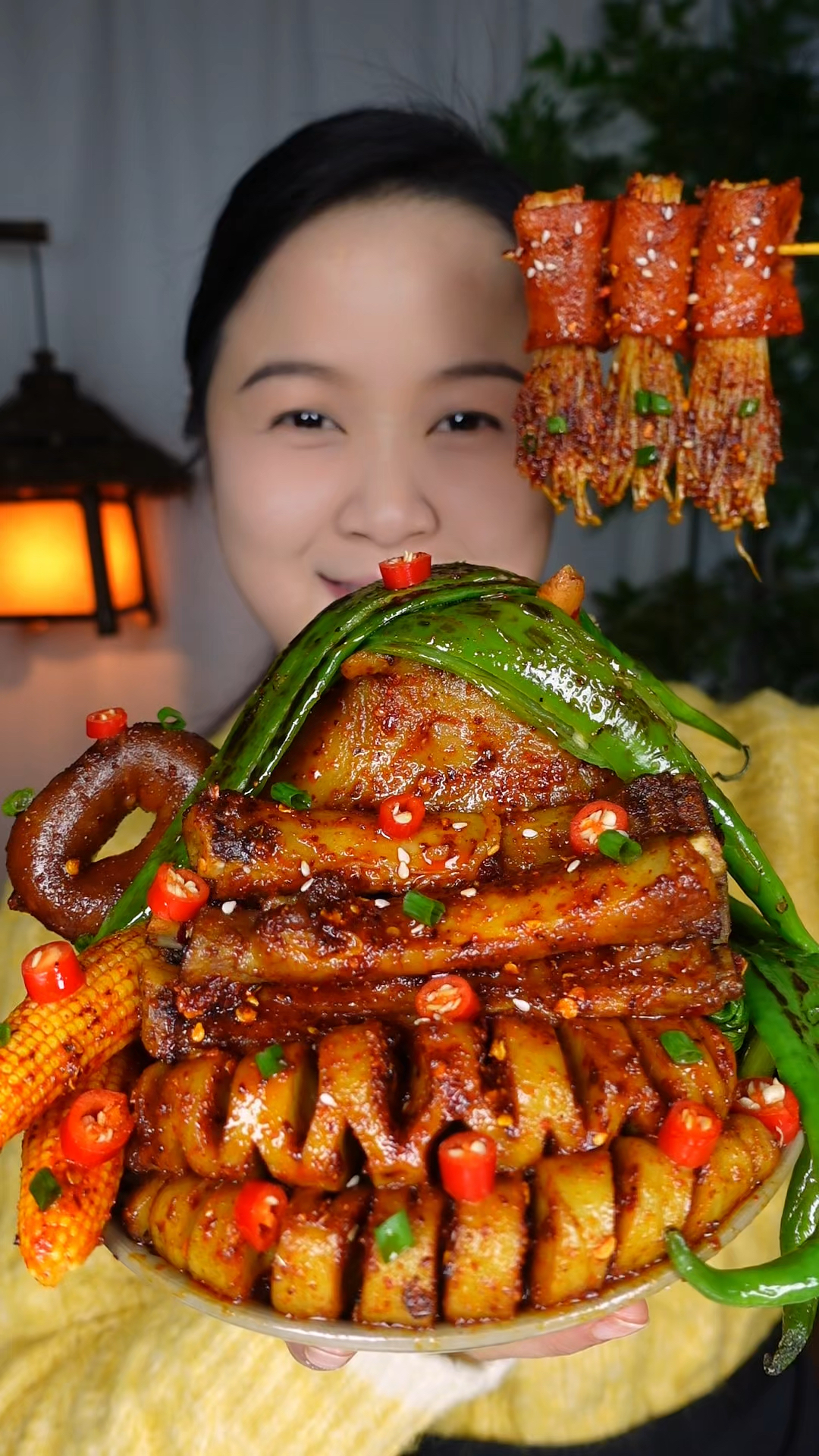 开饭啦姐妹们!今日家常菜:炒面筋、排骨、培根金针菇,很有食欲
