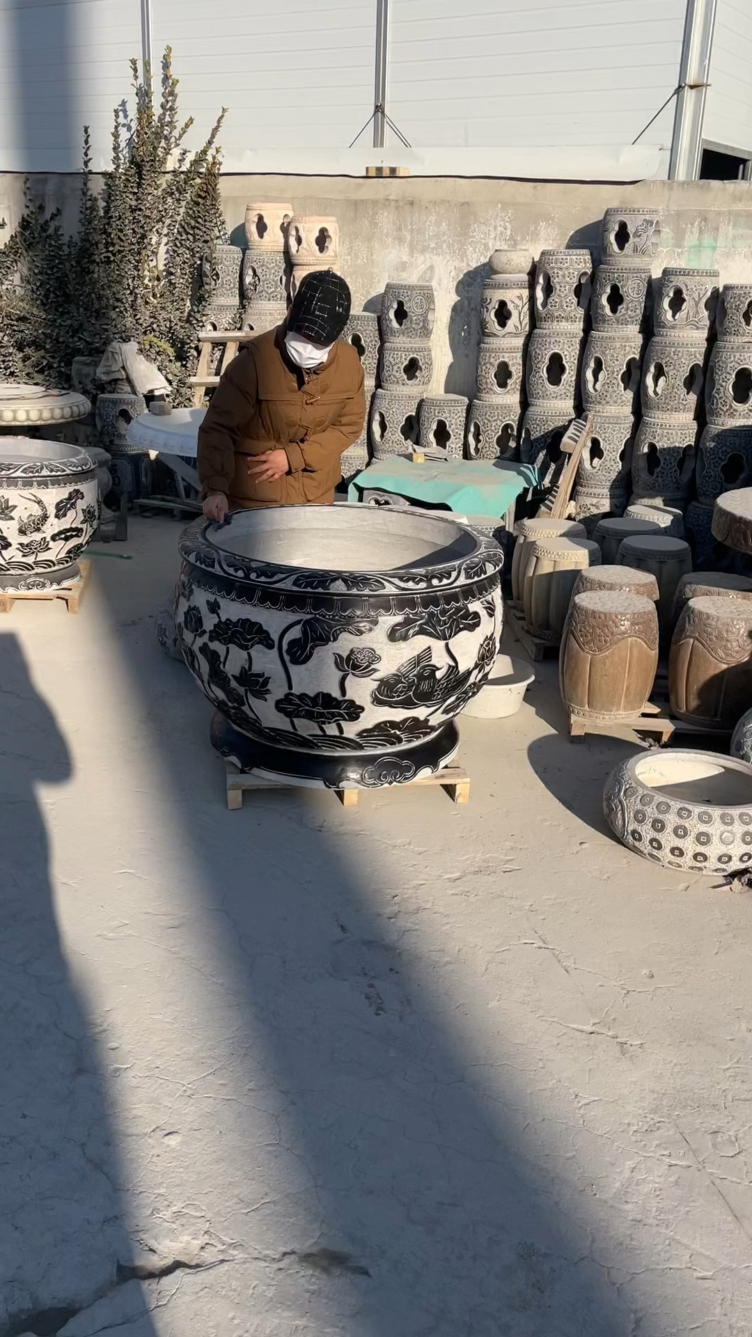 青石鱼缸花盆漂亮