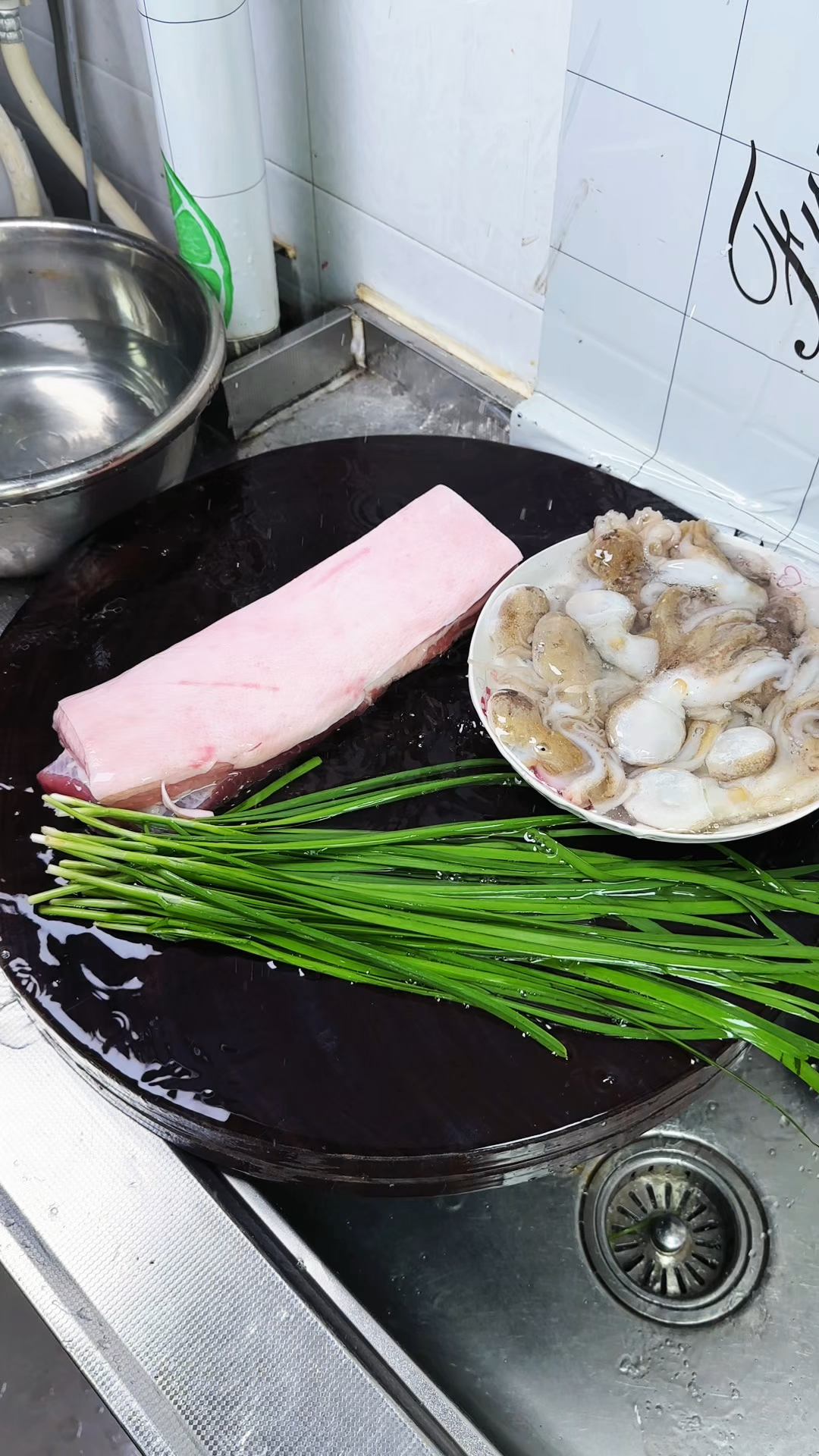 渤海湾特色美食,八爪鱼炖红烧肉。风味十足,下饭神器