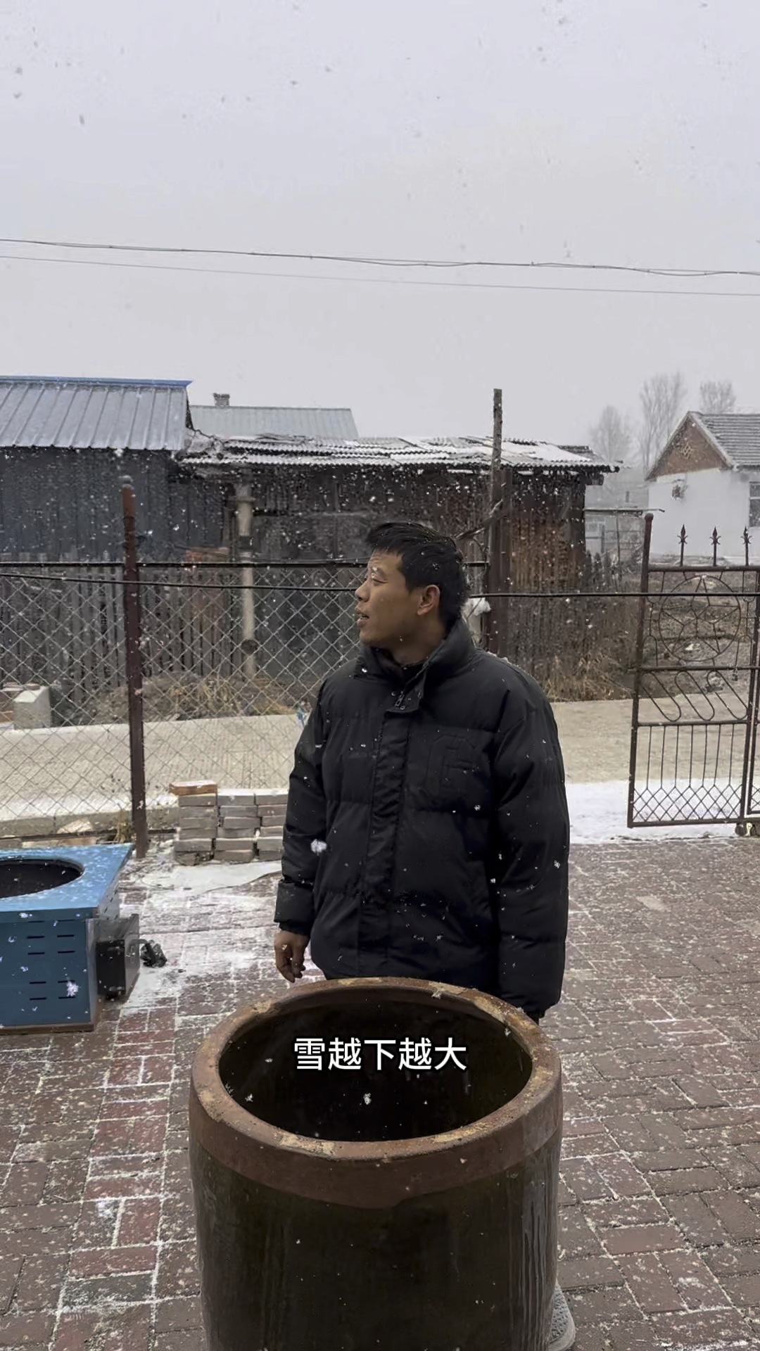 下雪天在家腌酸菜,1000斤白菜码了四个大缸