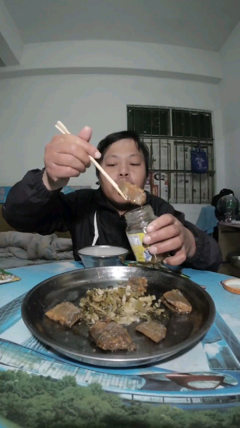 外卖小哥废了,一天才跑52个单,天天都是喝喝白粥搭配咸鱼咸菜