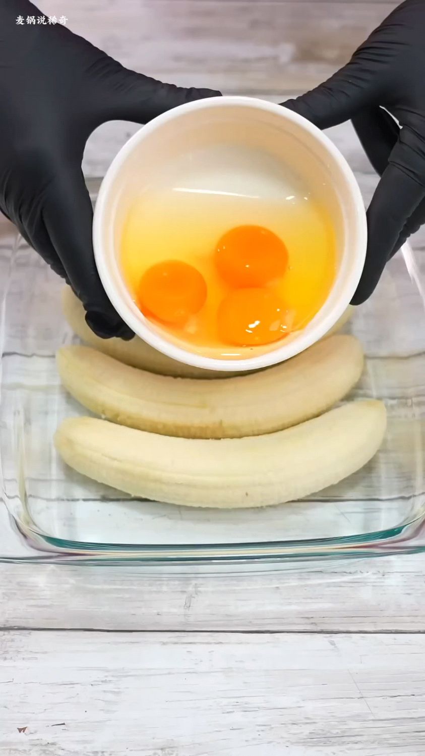 女人把3个鸡蛋和3个香蕉融合,放在锅里煮,就成了一道美食
