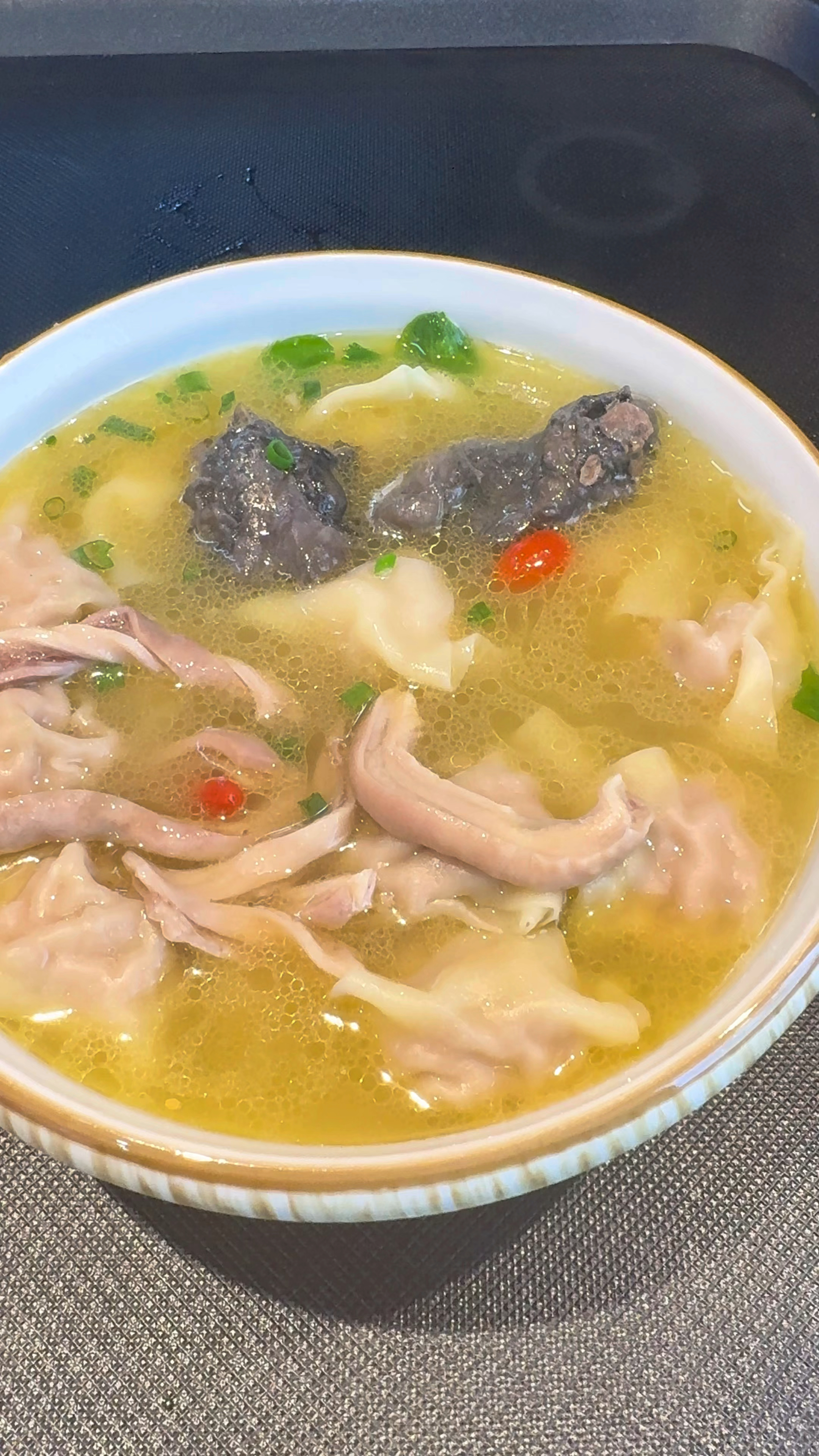 这碗猪肚鸡汤抄手你觉得应该卖多少钱