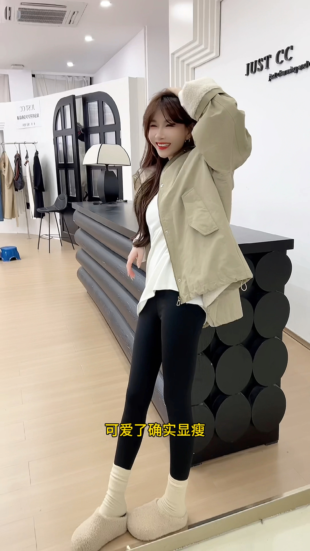 女生冬天必备的一款鲨鱼裤 加绒也能轻松穿出S腰蜜桃臀筷子腿