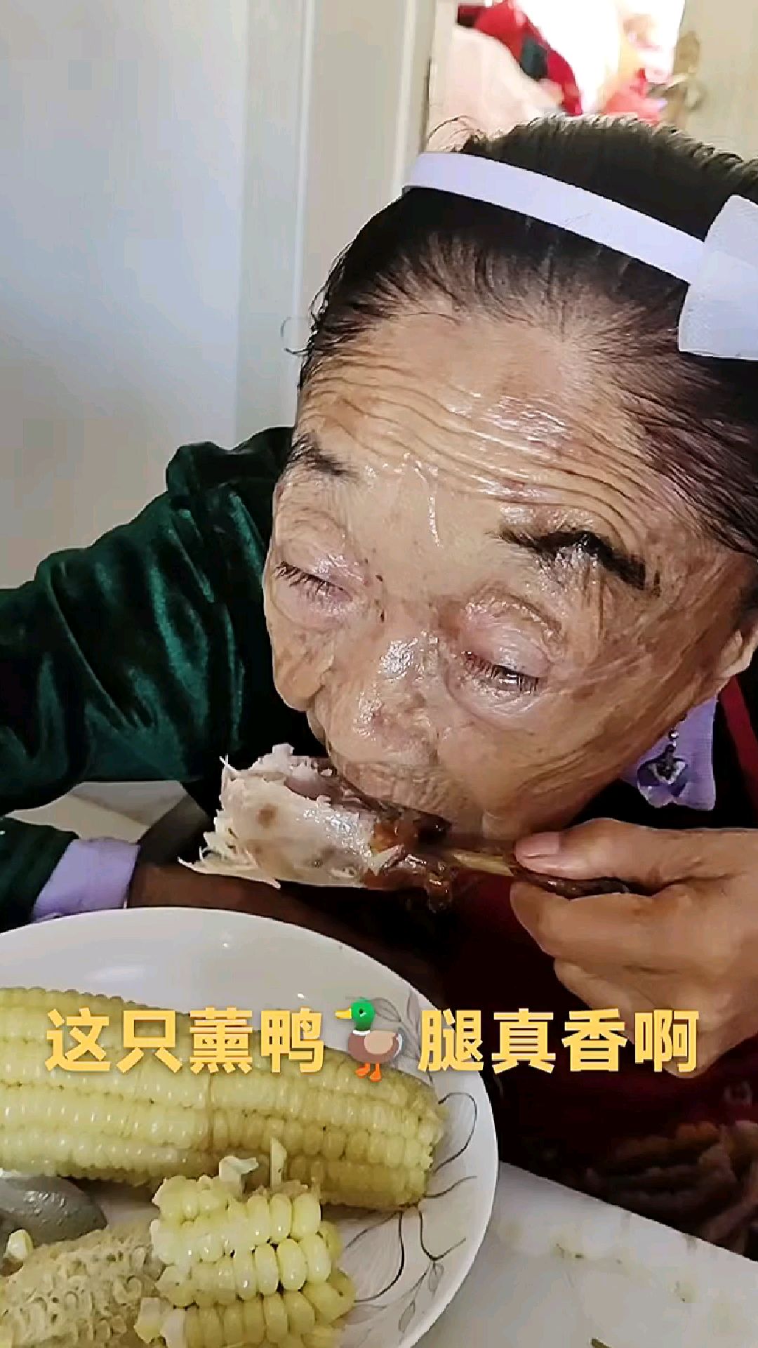 今天我给老伴买了两只熏鸭腿