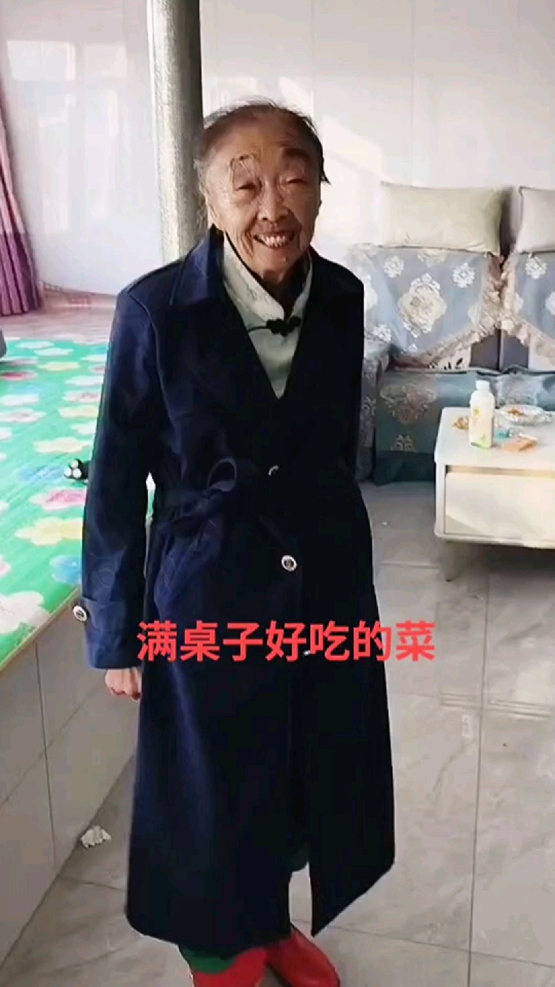 满桌子都是好吃的菜饭啊