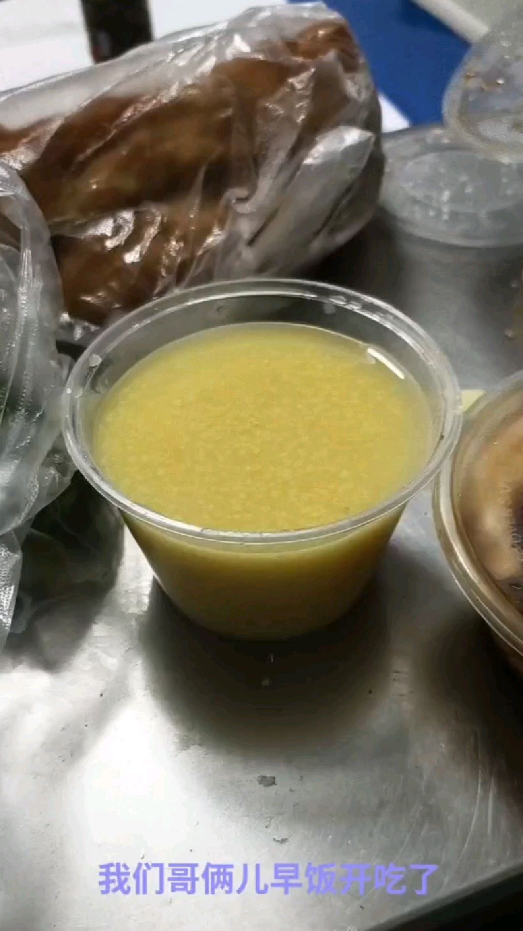 医院伙食简单,小米粥油条