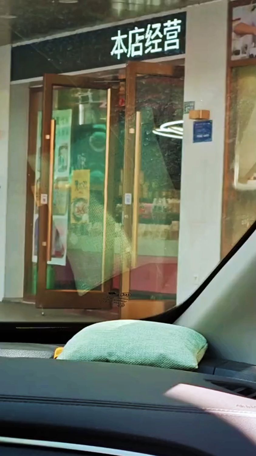 这是开了一家美团实体店吧!