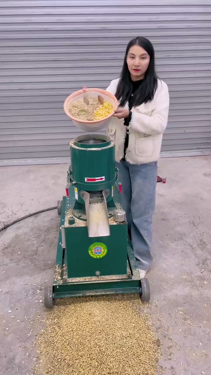 内置两个轮的新款饲料颗粒机,玉米拌草粉加工饲料,看效果咋样
