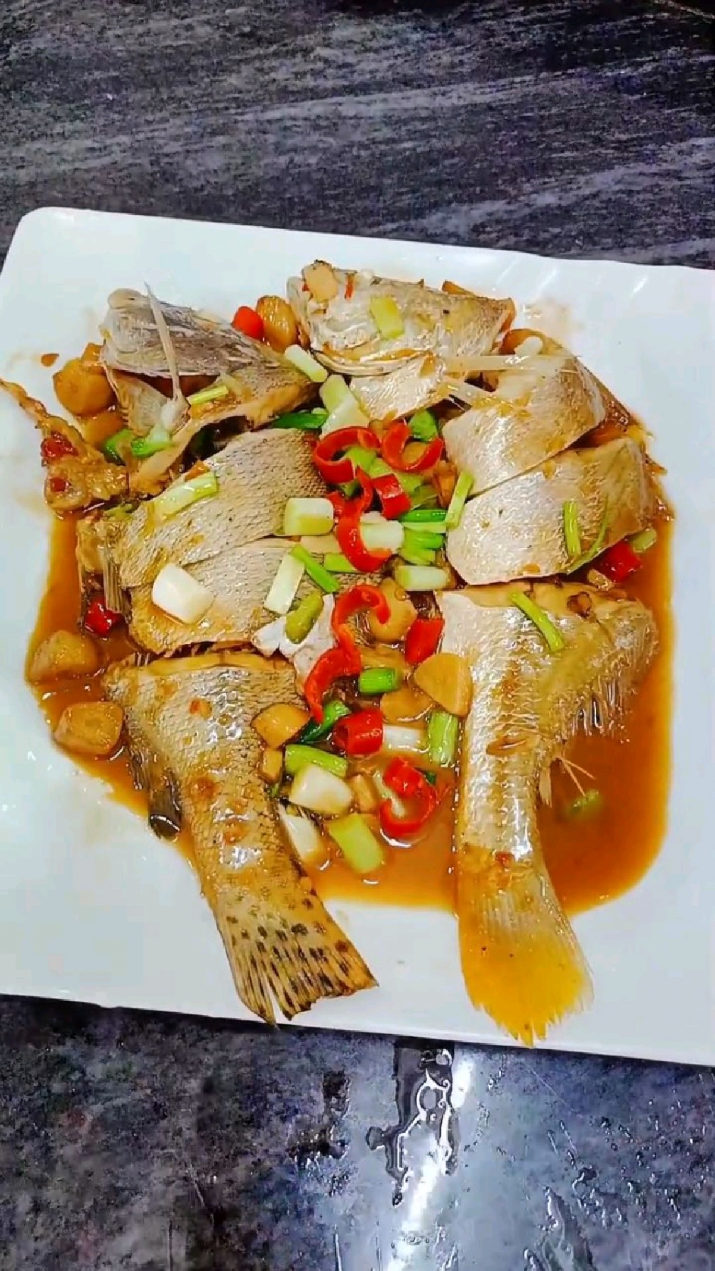 软唇鱼白肚鱼双拼红烧,姜蒜爆香放鱼煎一下生抽辣椒酱水煮四分钟