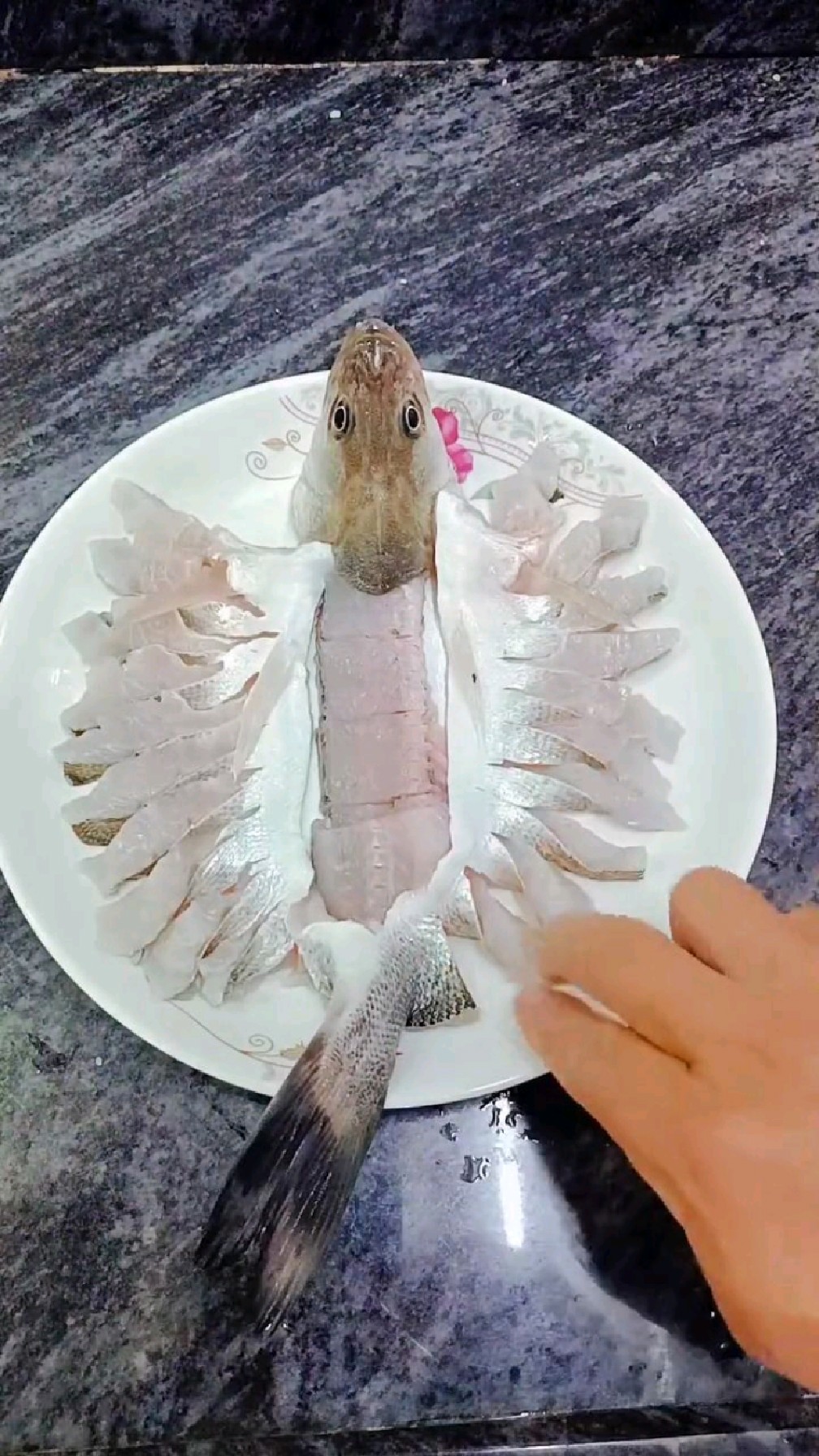 鱼虾恋开边虾蒸鲈鱼,摆好盘放点蒜蓉酱上锅大火蒸六分钟太美味了