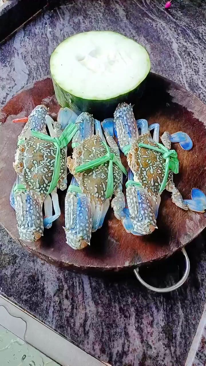 冬瓜蒸花蟹,冬瓜过开水放点盐有底味了倒出来跟蟹一起摆盘蒸五分
