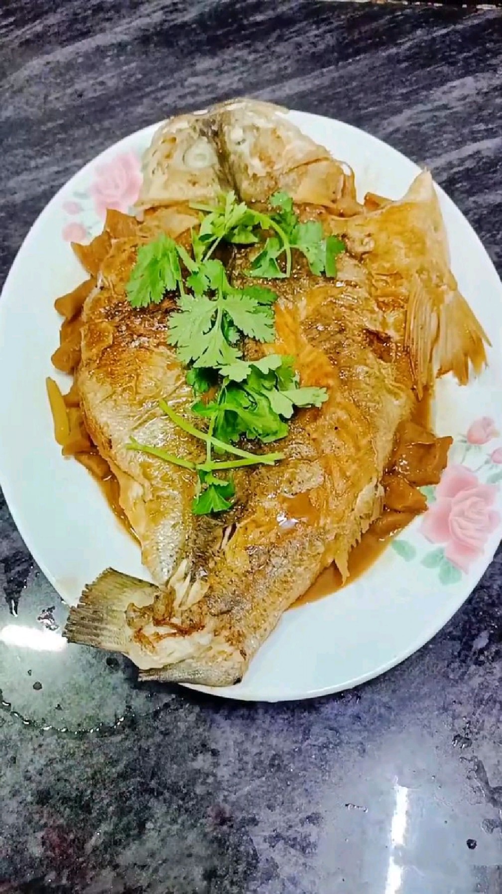 菜头皮焖海鲈鱼,不一样的做法味道也不同,鱼肉紧实菜头新鲜,