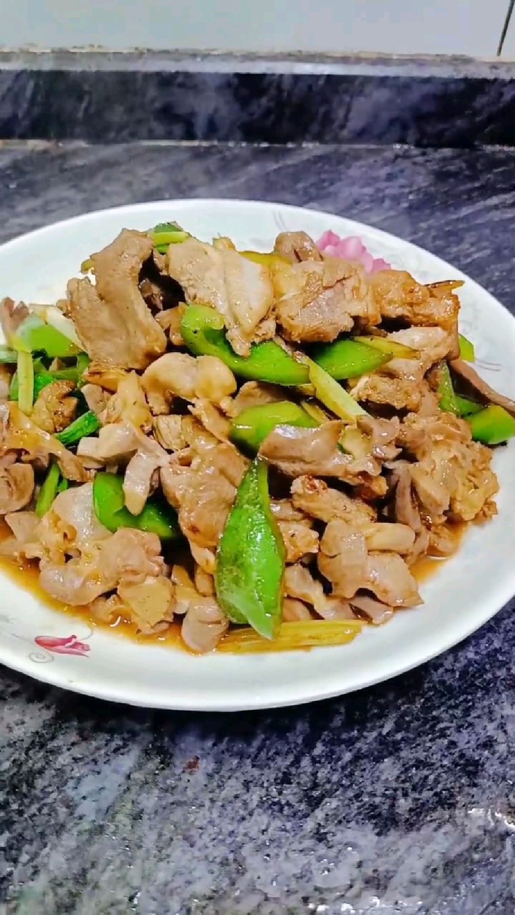 猪舌鸡肾炒青椒,沙姜蒜炒香倒入猪舌鸡肾放生抽蚝油爆炒就香喷喷