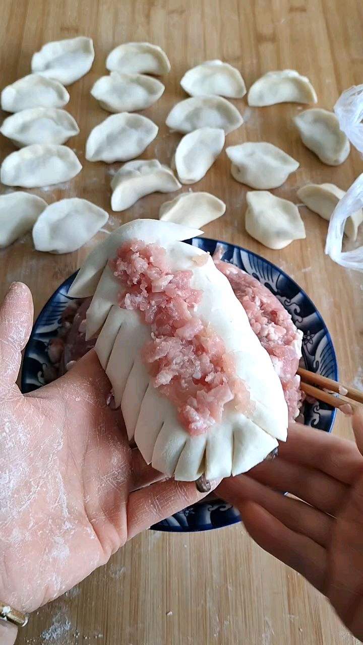 这样包饺子好吃又好看