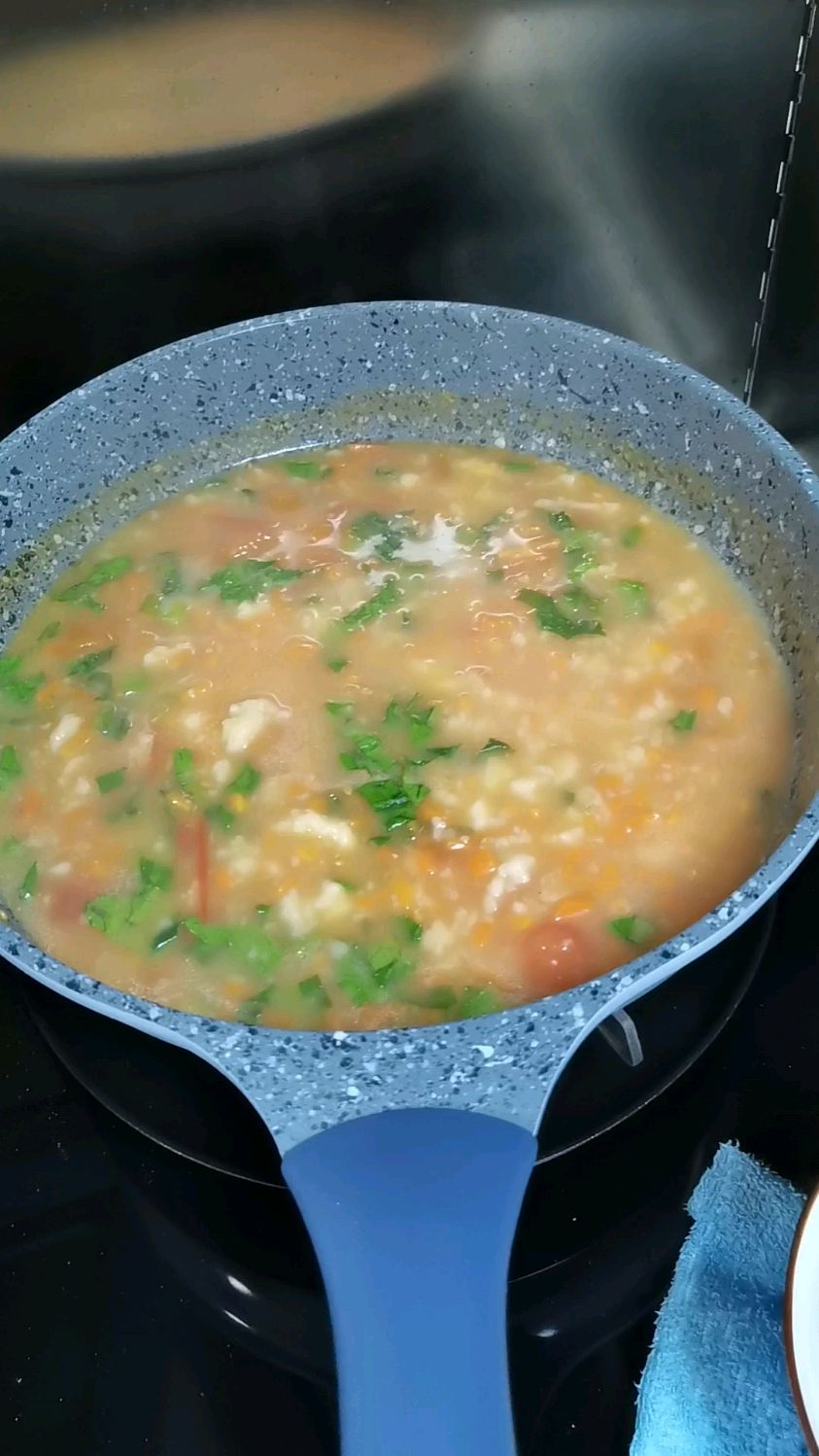 用冰箱里剩下的食材做锅疙瘩汤,搭配两块冒气烤红薯,简单