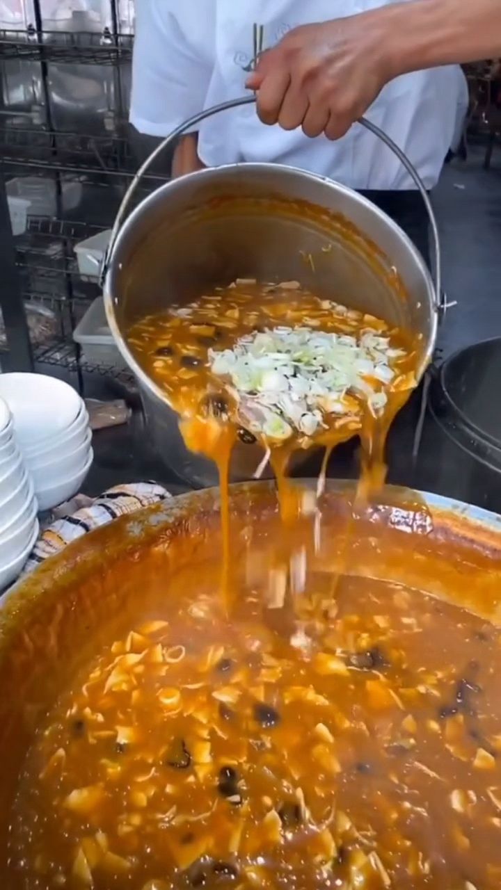 郑州特色美食,方中山胡辣汤,口味麻辣鲜香,你喜欢喝吗