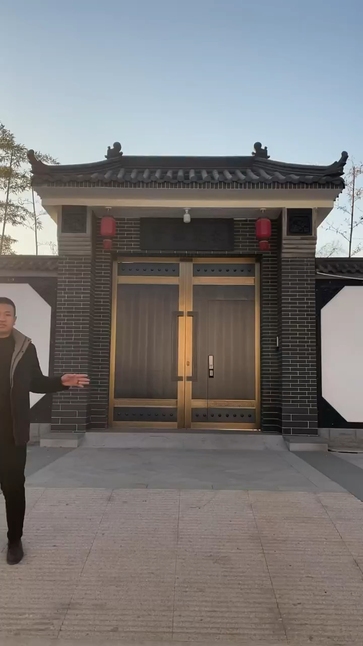大门朝向不同,门头写的字不同
