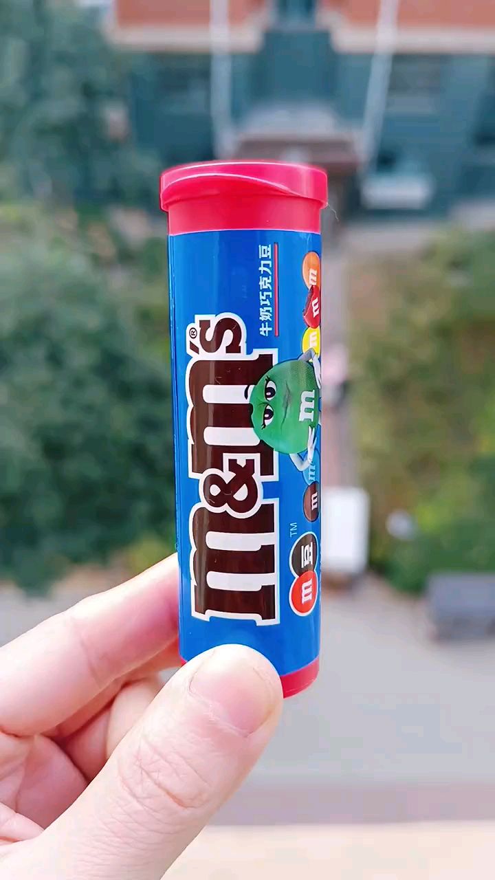 趣味零食,抓到一瓶m豆,送给小朋友吃