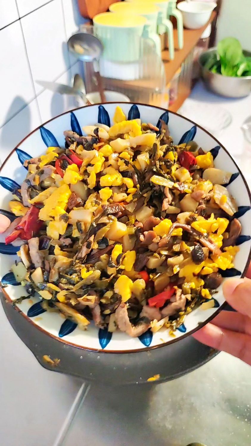 今日午饭 学做菜我是认真的 今日菜单:鸡蛋酸菜笋菇丁+香菇炒青菜