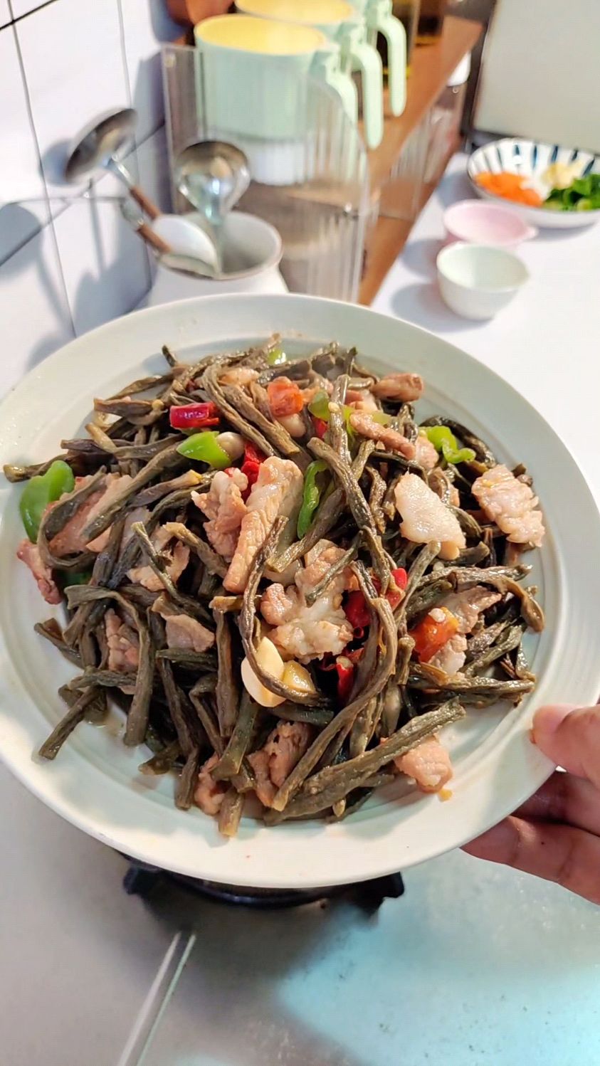 今日午饭 学做菜我是认真的 今日菜单:干豆角炒肉+清炒藕片
