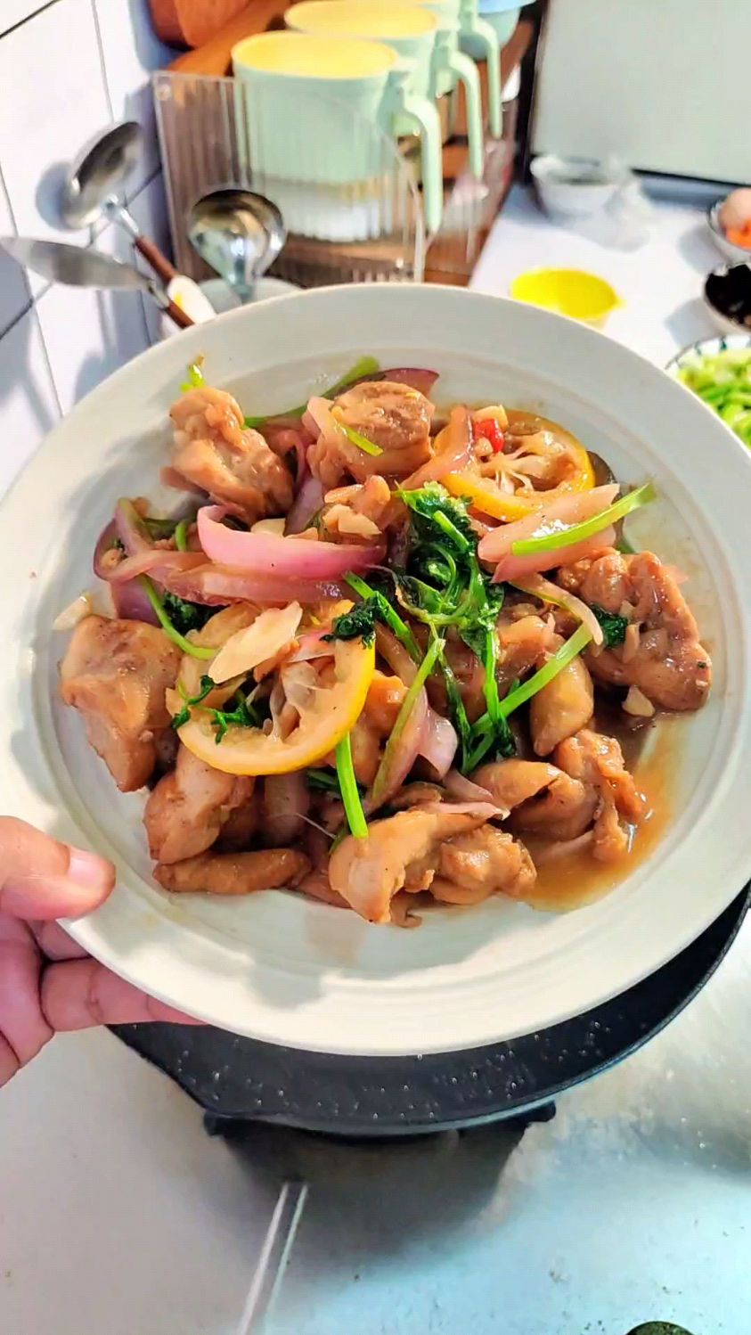 今日午饭 学做菜我是认真的 今日菜单:柠檬干煎鸡+芹菜炒木耳