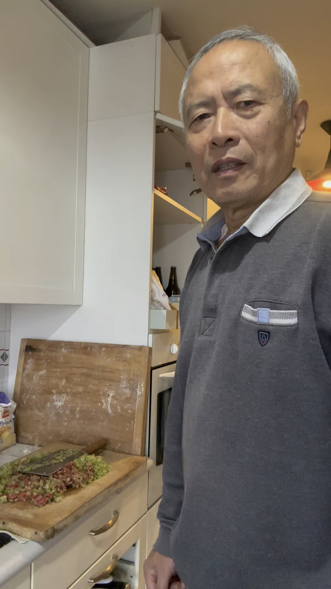 山东大叔在法国巴黎,还是过的山东人的生活,今天包饺子
