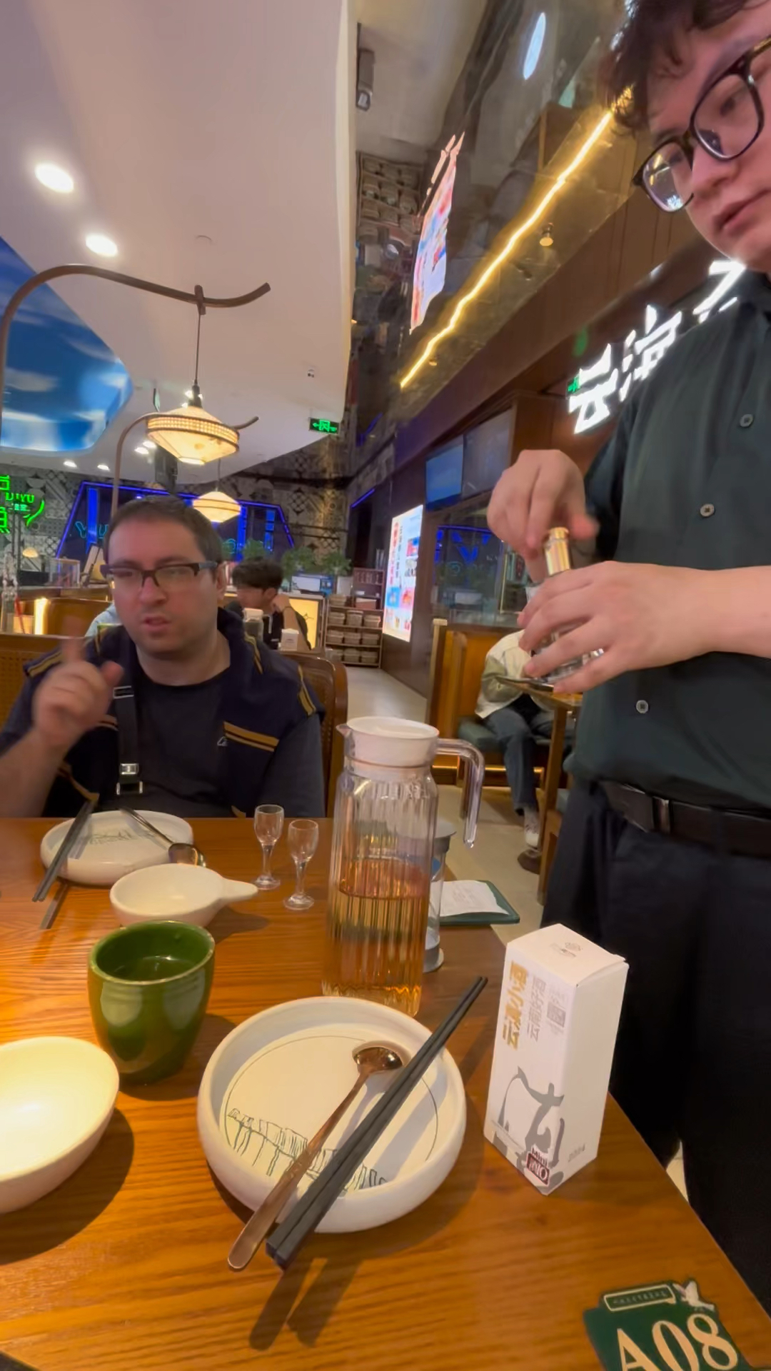 今天吃云南菜,法国老公吃饱喝足让媳妇买单,吃的是软饭么