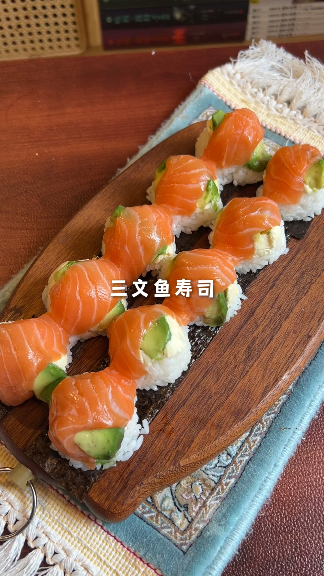 废物利用 鸡蛋托做出三文鱼寿司