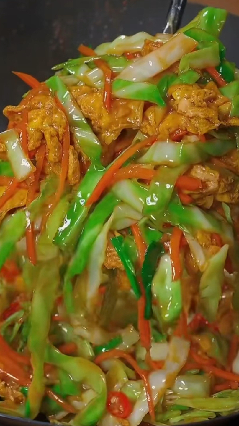 宝子们,包菜炒鸡蛋和蒜香菠菜来咯!