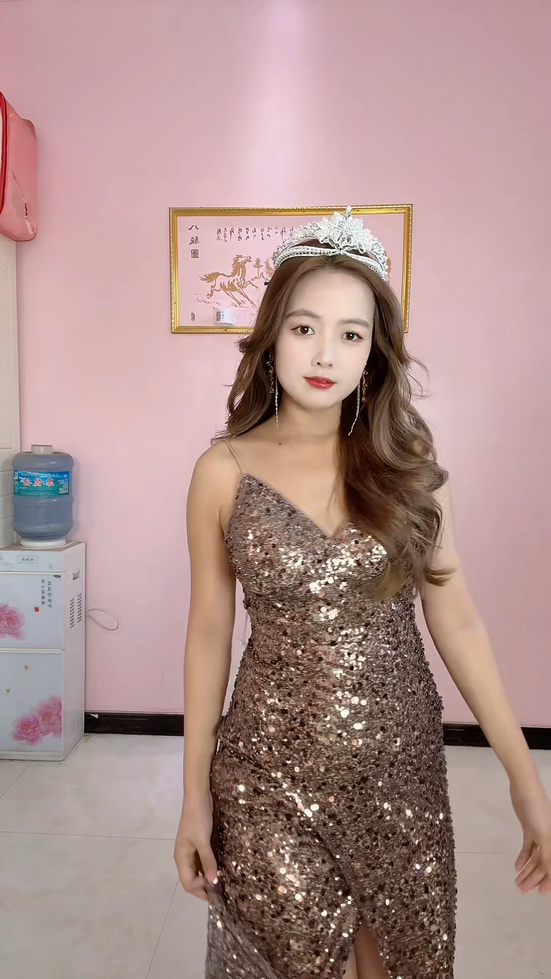 普通宝妈挑战明星迪丽热巴《深V礼服》