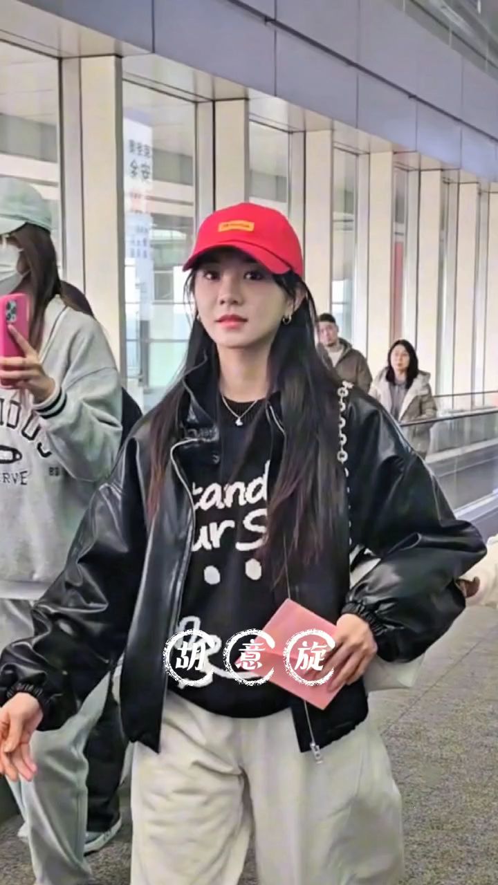 胡意旋戴红色鸭舌帽搭皮衣,时尚又亮眼!
