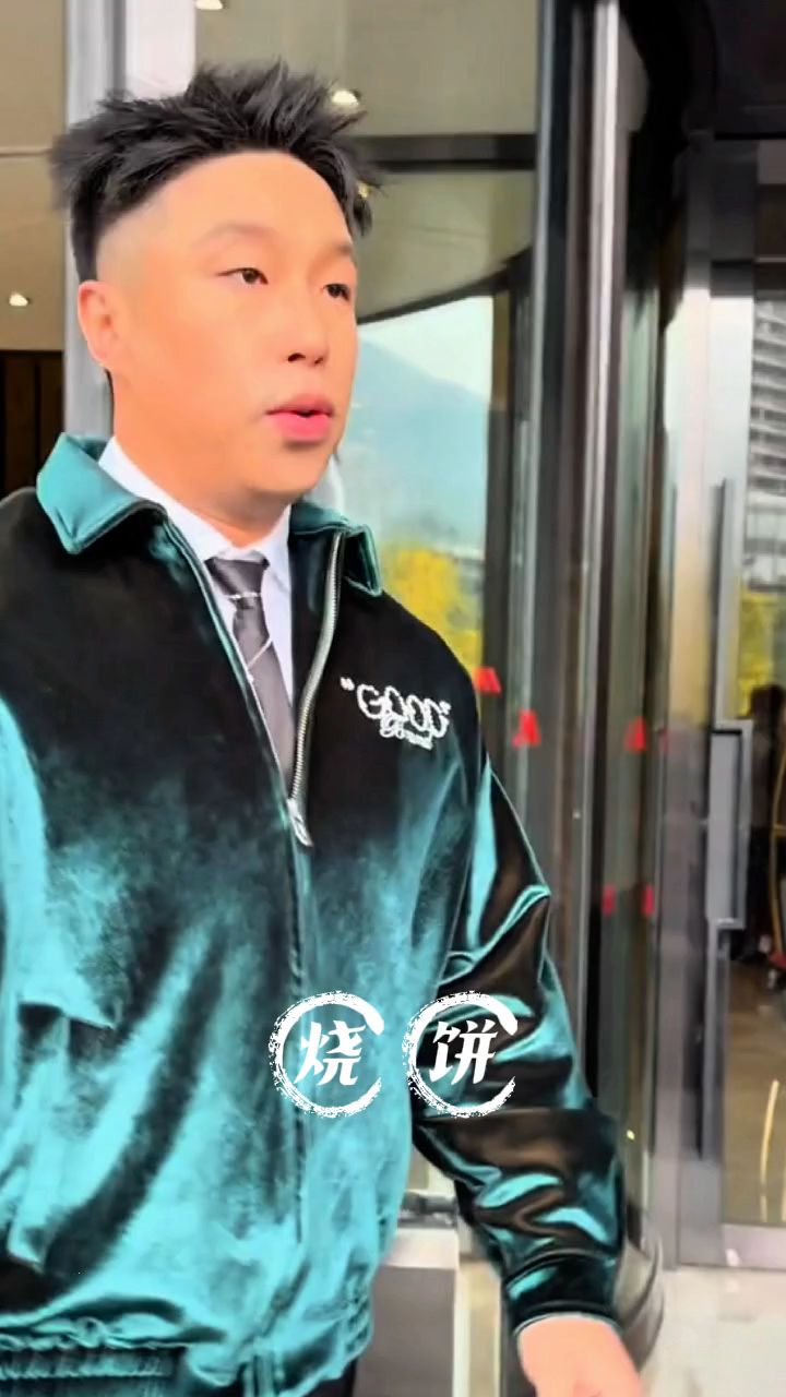烧饼的身材好健硕呀,不愧是健身达人!