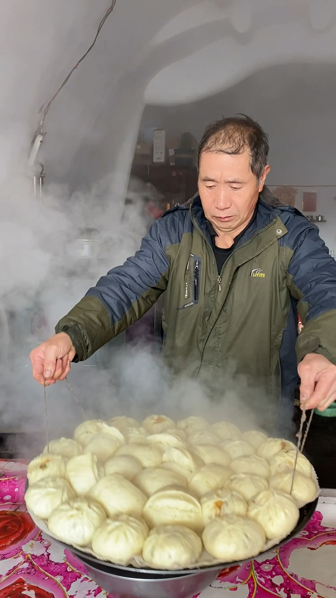 大锅蒸韭菜土豆块素馅包子,热乎乎的太香了