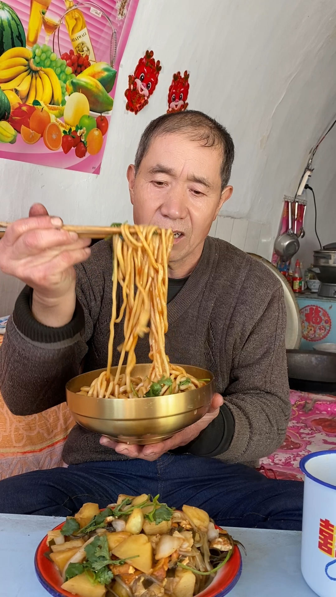 农家大锅白菜炖土豆,口感绵密软烂,太香了