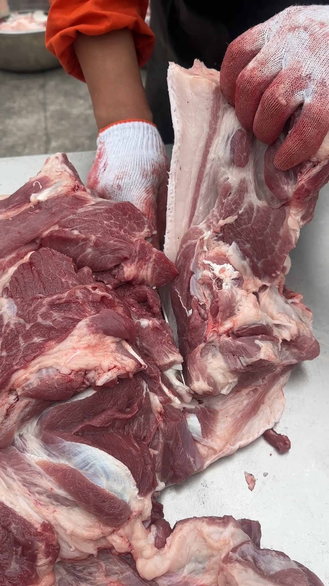 黄小仙家的黑猪肉来了