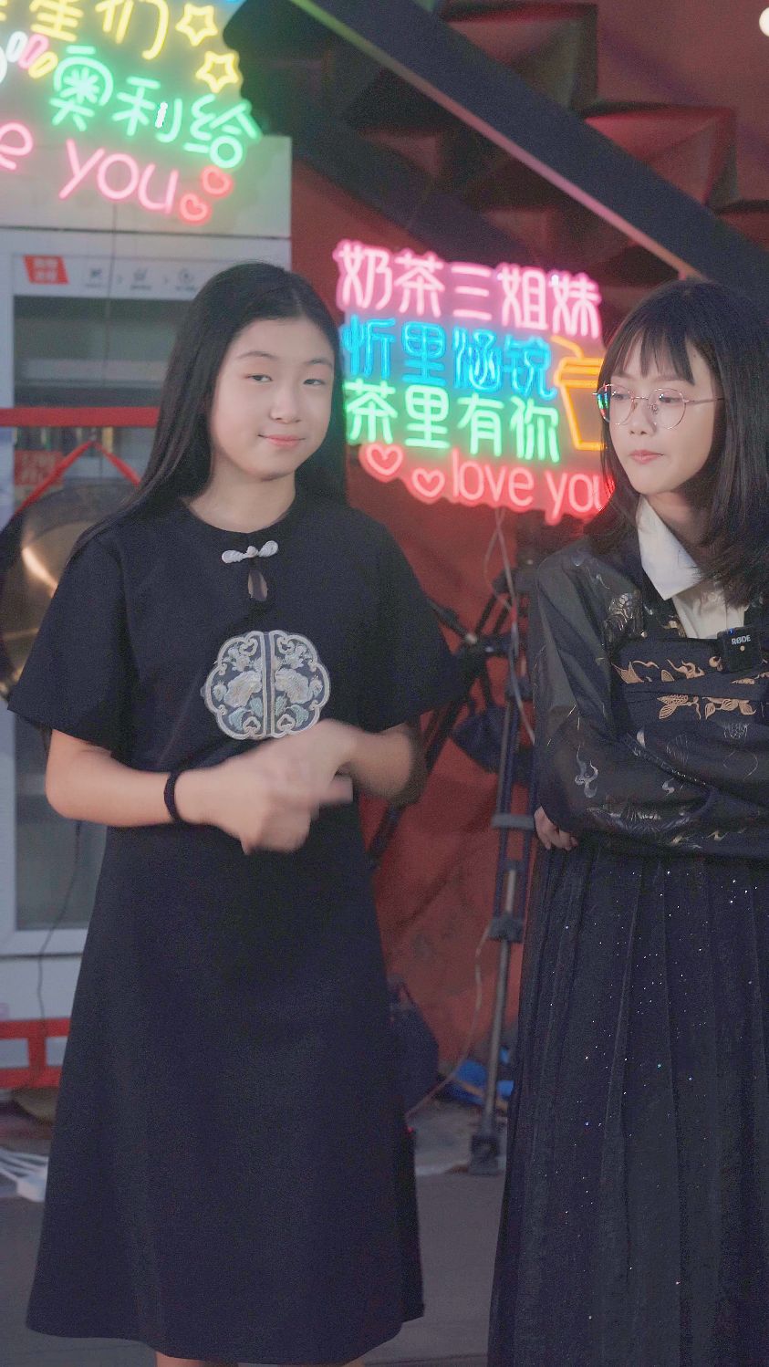 “烟波江畔渔船,今宵灯火阑珊”