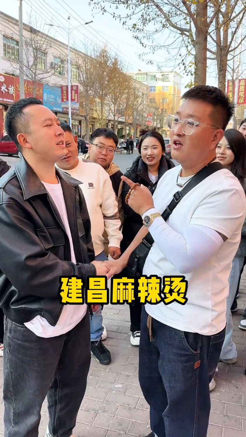 据三哥透露,这家传统的东北老式麻辣烫配上牛肉串真的香迷糊了!