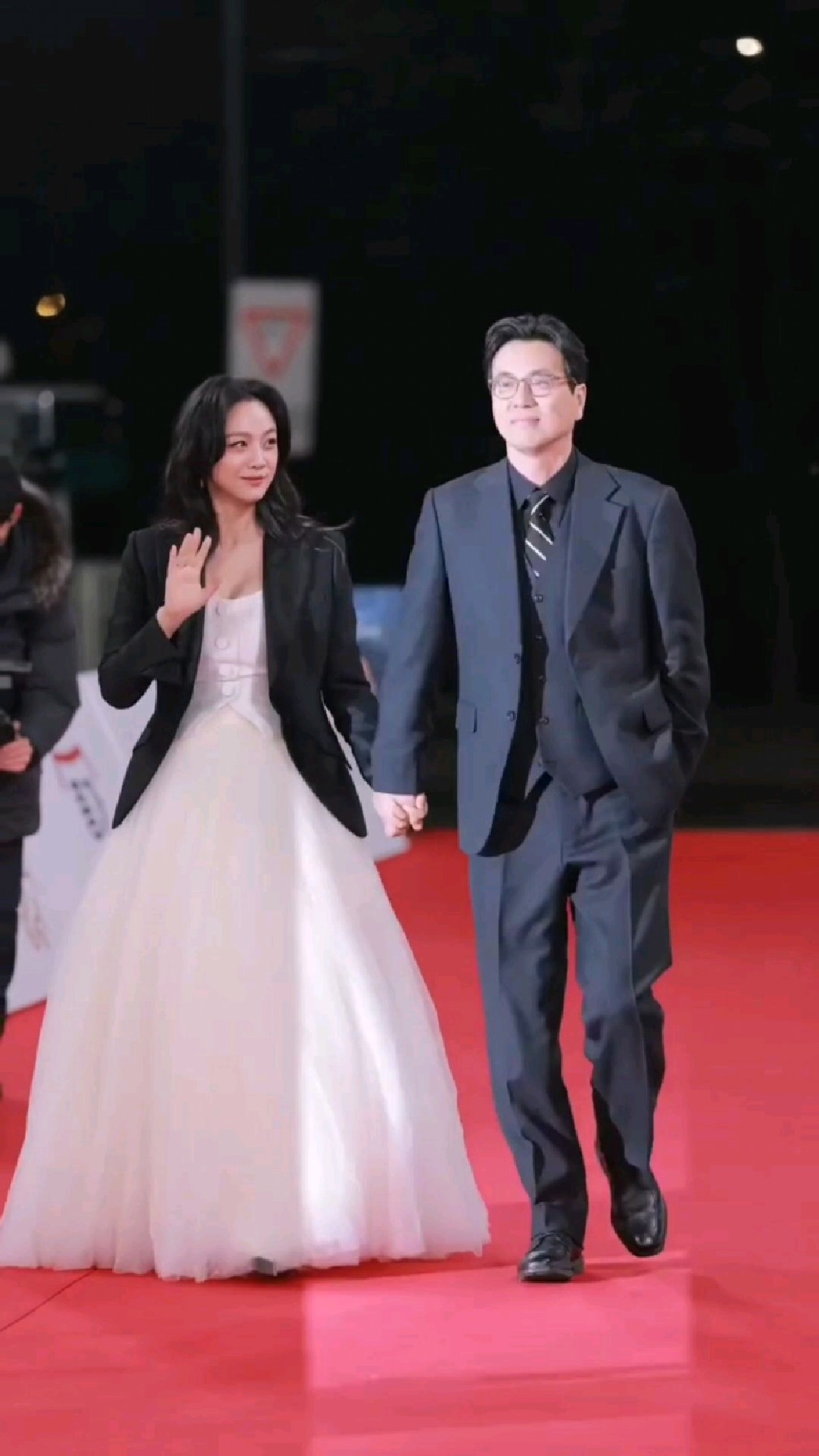 汤唯携老公金泰勇走红毯,两人结婚还是很甜蜜!