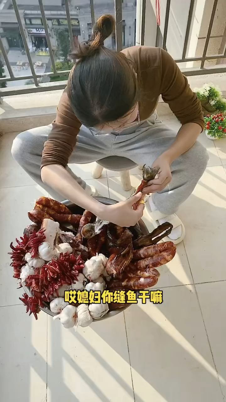 谁还用绳子挂腊肉啊?现在都用这个腊肉专用钩了,方便简单