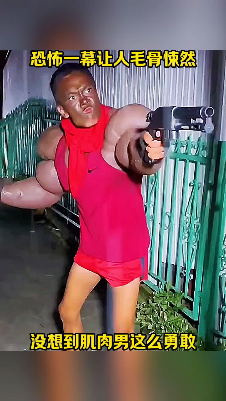恐怖的一幕让人毛骨悚然,没想到肌肉男这么勇敢!