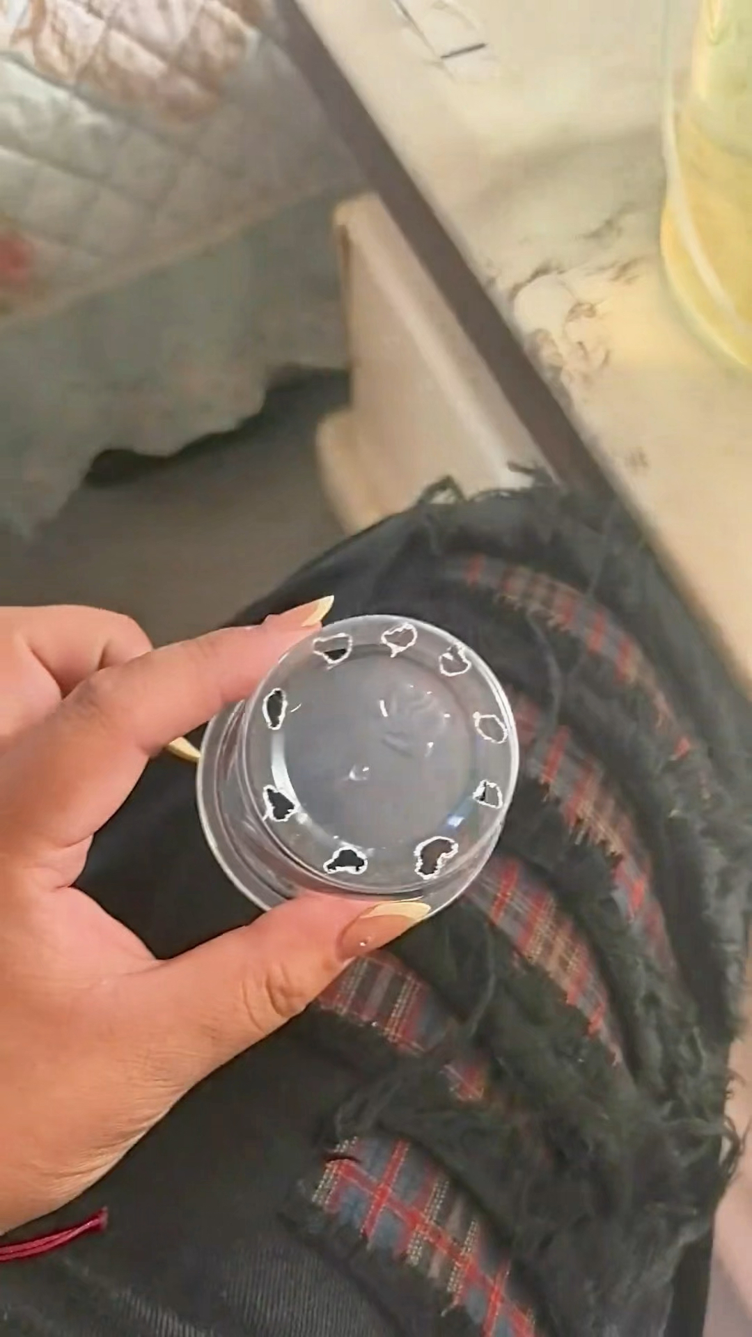 水杯底剪洞洞就变成孔雀鱼产房,钓友这脑洞大开的想法非常实用