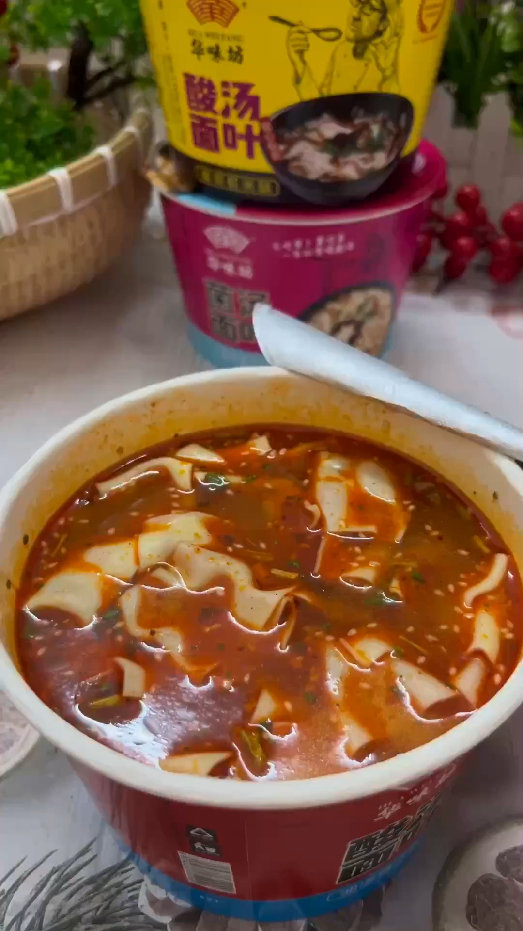 半夜饿了不想点外卖,那你就来一桶免煮的酸汤面叶,好吃又方便